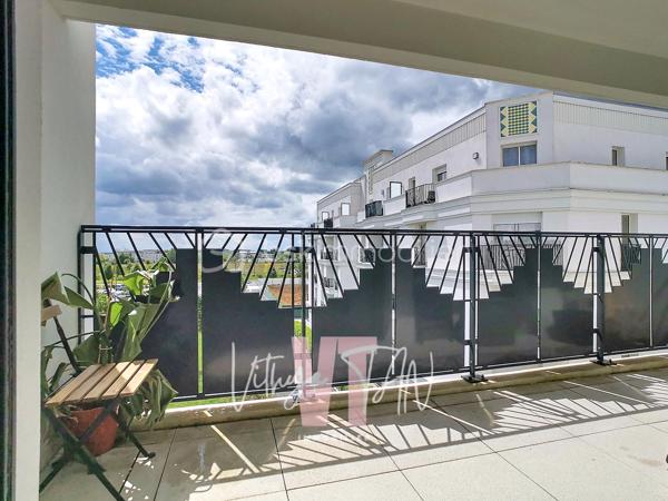Appartement F4 de STANDING - CENTRE VILLE CHESSY URBAIN

Situé au cœur d'un secteur recherché, cet appartement bénéficie d'une accessibilité idéale à quelques pas du centre-ville, des commerces, des écoles et de la gare. Ce cadre de vie privilégié combine la praticité immédiate des transports urbains et le calme d'une résidence sécurisée. À l'extérieur, le balcon SUD-OUEST offre une vue dégagée sans vis-à-vis direct, garantissant une intimité totale au quotidien.

L'espace intérieur se distingue par un agencement optimisé et des volumes baignés de lumière naturelle. La pièce de vie principale intègre une cuisine ouverte aménagée, prolongée par une configuration hautement MODULABLE grâce à une chambre attenante permettant d'agrandir le séjour. 
La partie nuit préserve le confort de la vie de famille avec deux chambres dont une suite parentale (salle d'eau et WC privatifs), une salle de bains de standing et des WC séparés avec buanderie.

Depuis 2023, cette copropriété de grand standing répond aux dernières exigences techniques, assurant des économies d'énergie au quotidien grâce au chauffage par le réseau urbain (intégré dans les charges). Ce bien prêt à vivre représente l'opportunité d'un investissement serein. 
Ces prestations de qualité sont complétées par deux places de stationnement sécurisées en sous-sol.

Une visite virtuelle immersive est disponible sur demande.

À vos agendas, pour une visite exclusive de ce bien.