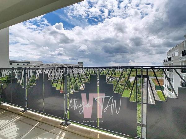 Appartement F4 de STANDING - CENTRE VILLE CHESSY URBAIN

Situé au cœur d'un secteur recherché, cet appartement bénéficie d'une accessibilité idéale à quelques pas du centre-ville, des commerces, des écoles et de la gare. Ce cadre de vie privilégié combine la praticité immédiate des transports urbains et le calme d'une résidence sécurisée. À l'extérieur, le balcon SUD-OUEST offre une vue dégagée sans vis-à-vis direct, garantissant une intimité totale au quotidien.

L'espace intérieur se distingue par un agencement optimisé et des volumes baignés de lumière naturelle. La pièce de vie principale intègre une cuisine ouverte aménagée, prolongée par une configuration hautement MODULABLE grâce à une chambre attenante permettant d'agrandir le séjour. 
La partie nuit préserve le confort de la vie de famille avec deux chambres dont une suite parentale (salle d'eau et WC privatifs), une salle de bains de standing et des WC séparés avec buanderie.

Depuis 2023, cette copropriété de grand standing répond aux dernières exigences techniques, assurant des économies d'énergie au quotidien grâce au chauffage par le réseau urbain (intégré dans les charges). Ce bien prêt à vivre représente l'opportunité d'un investissement serein. 
Ces prestations de qualité sont complétées par deux places de stationnement sécurisées en sous-sol.

Une visite virtuelle immersive est disponible sur demande.

À vos agendas, pour une visite exclusive de ce bien.