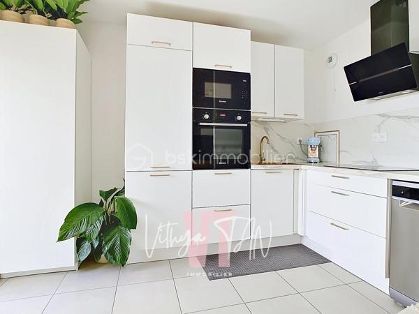 Appartement F4 de STANDING - CENTRE VILLE CHESSY URBAIN

Situé au cœur d'un secteur recherché, cet appartement bénéficie d'une accessibilité idéale à quelques pas du centre-ville, des commerces, des écoles et de la gare. Ce cadre de vie privilégié combine la praticité immédiate des transports urbains et le calme d'une résidence sécurisée. À l'extérieur, le balcon SUD-OUEST offre une vue dégagée sans vis-à-vis direct, garantissant une intimité totale au quotidien.

L'espace intérieur se distingue par un agencement optimisé et des volumes baignés de lumière naturelle. La pièce de vie principale intègre une cuisine ouverte aménagée, prolongée par une configuration hautement MODULABLE grâce à une chambre attenante permettant d'agrandir le séjour. 
La partie nuit préserve le confort de la vie de famille avec deux chambres dont une suite parentale (salle d'eau et WC privatifs), une salle de bains de standing et des WC séparés avec buanderie.

Depuis 2023, cette copropriété de grand standing répond aux dernières exigences techniques, assurant des économies d'énergie au quotidien grâce au chauffage par le réseau urbain (intégré dans les charges). Ce bien prêt à vivre représente l'opportunité d'un investissement serein. 
Ces prestations de qualité sont complétées par deux places de stationnement sécurisées en sous-sol.

Une visite virtuelle immersive est disponible sur demande.

À vos agendas, pour une visite exclusive de ce bien.
