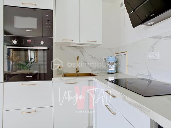 Appartement F4 de STANDING - CENTRE VILLE CHESSY URBAIN

Situé au cœur d'un secteur recherché, cet appartement bénéficie d'une accessibilité idéale à quelques pas du centre-ville, des commerces, des écoles et de la gare. Ce cadre de vie privilégié combine la praticité immédiate des transports urbains et le calme d'une résidence sécurisée. À l'extérieur, le balcon SUD-OUEST offre une vue dégagée sans vis-à-vis direct, garantissant une intimité totale au quotidien.

L'espace intérieur se distingue par un agencement optimisé et des volumes baignés de lumière naturelle. La pièce de vie principale intègre une cuisine ouverte aménagée, prolongée par une configuration hautement MODULABLE grâce à une chambre attenante permettant d'agrandir le séjour. 
La partie nuit préserve le confort de la vie de famille avec deux chambres dont une suite parentale (salle d'eau et WC privatifs), une salle de bains de standing et des WC séparés avec buanderie.

Depuis 2023, cette copropriété de grand standing répond aux dernières exigences techniques, assurant des économies d'énergie au quotidien grâce au chauffage par le réseau urbain (intégré dans les charges). Ce bien prêt à vivre représente l'opportunité d'un investissement serein. 
Ces prestations de qualité sont complétées par deux places de stationnement sécurisées en sous-sol.

Une visite virtuelle immersive est disponible sur demande.

À vos agendas, pour une visite exclusive de ce bien.
