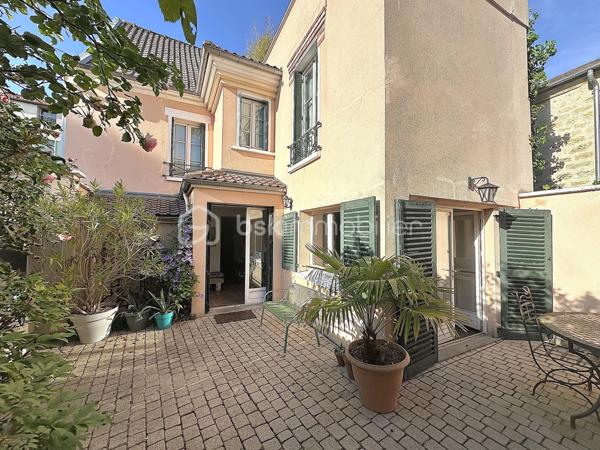 Nouveauté – Maison de charme 

Dès l’entrée, vous serez séduit par l’atmosphère chaleureuse et le caractère authentique de cette maison. Le séjour double, avec ses poutres apparentes et son parquet, allie espace et convivialité. La cuisine, aménagée et équipée, est séparée et s’ouvre directement sur l’extérieur.

À l’étage, l’espace nuit comprend trois chambres lumineuses et deux salles de bain/douche, offrant confort et praticité.

Le dernier niveau révèle un bel espace au volume généreux, prolongé par une terrasse pour plus d’intimité.

Un garage avec mezzanine et une cave complètent ce bien.

Situation privilégiée : Entre Maisons-Laffitte et Saint-Germain-en-Laye, cette maison, prête à emménager sans aucun travaux, n’attend plus que vous !