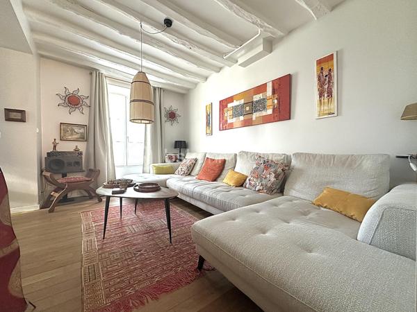 Nouveauté – Maison de charme 

Dès l’entrée, vous serez séduit par l’atmosphère chaleureuse et le caractère authentique de cette maison. Le séjour double, avec ses poutres apparentes et son parquet, allie espace et convivialité. La cuisine, aménagée et équipée, est séparée et s’ouvre directement sur l’extérieur.

À l’étage, l’espace nuit comprend trois chambres lumineuses et deux salles de bain/douche, offrant confort et praticité.

Le dernier niveau révèle un bel espace au volume généreux, prolongé par une terrasse pour plus d’intimité.

Un garage avec mezzanine et une cave complètent ce bien.

Situation privilégiée : Entre Maisons-Laffitte et Saint-Germain-en-Laye, cette maison, prête à emménager sans aucun travaux, n’attend plus que vous !