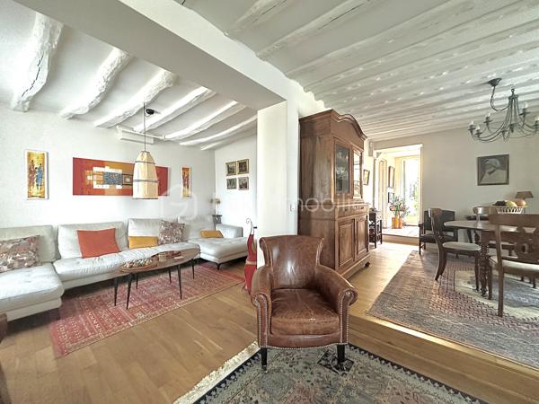Nouveauté – Maison de charme 

Dès l’entrée, vous serez séduit par l’atmosphère chaleureuse et le caractère authentique de cette maison. Le séjour double, avec ses poutres apparentes et son parquet, allie espace et convivialité. La cuisine, aménagée et équipée, est séparée et s’ouvre directement sur l’extérieur.

À l’étage, l’espace nuit comprend trois chambres lumineuses et deux salles de bain/douche, offrant confort et praticité.

Le dernier niveau révèle un bel espace au volume généreux, prolongé par une terrasse pour plus d’intimité.

Un garage avec mezzanine et une cave complètent ce bien.

Situation privilégiée : Entre Maisons-Laffitte et Saint-Germain-en-Laye, cette maison, prête à emménager sans aucun travaux, n’attend plus que vous !