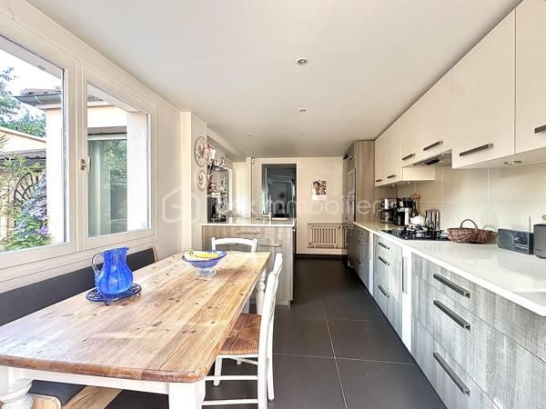 Nouveauté – Maison de charme 

Dès l’entrée, vous serez séduit par l’atmosphère chaleureuse et le caractère authentique de cette maison. Le séjour double, avec ses poutres apparentes et son parquet, allie espace et convivialité. La cuisine, aménagée et équipée, est séparée et s’ouvre directement sur l’extérieur.

À l’étage, l’espace nuit comprend trois chambres lumineuses et deux salles de bain/douche, offrant confort et praticité.

Le dernier niveau révèle un bel espace au volume généreux, prolongé par une terrasse pour plus d’intimité.

Un garage avec mezzanine et une cave complètent ce bien.

Situation privilégiée : Entre Maisons-Laffitte et Saint-Germain-en-Laye, cette maison, prête à emménager sans aucun travaux, n’attend plus que vous !