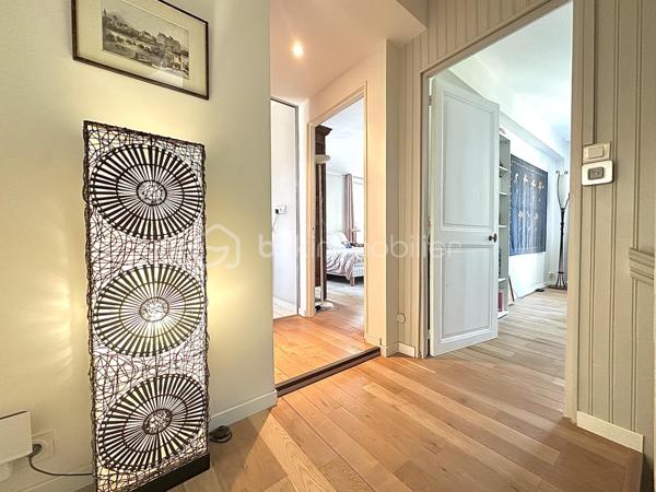 Nouveauté – Maison de charme 

Dès l’entrée, vous serez séduit par l’atmosphère chaleureuse et le caractère authentique de cette maison. Le séjour double, avec ses poutres apparentes et son parquet, allie espace et convivialité. La cuisine, aménagée et équipée, est séparée et s’ouvre directement sur l’extérieur.

À l’étage, l’espace nuit comprend trois chambres lumineuses et deux salles de bain/douche, offrant confort et praticité.

Le dernier niveau révèle un bel espace au volume généreux, prolongé par une terrasse pour plus d’intimité.

Un garage avec mezzanine et une cave complètent ce bien.

Situation privilégiée : Entre Maisons-Laffitte et Saint-Germain-en-Laye, cette maison, prête à emménager sans aucun travaux, n’attend plus que vous !