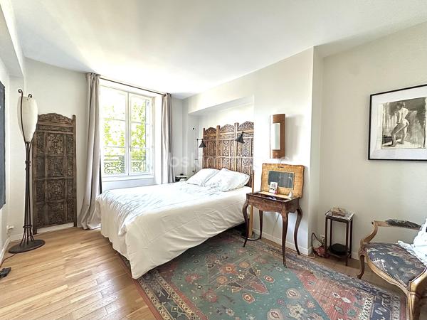 Nouveauté – Maison de charme 

Dès l’entrée, vous serez séduit par l’atmosphère chaleureuse et le caractère authentique de cette maison. Le séjour double, avec ses poutres apparentes et son parquet, allie espace et convivialité. La cuisine, aménagée et équipée, est séparée et s’ouvre directement sur l’extérieur.

À l’étage, l’espace nuit comprend trois chambres lumineuses et deux salles de bain/douche, offrant confort et praticité.

Le dernier niveau révèle un bel espace au volume généreux, prolongé par une terrasse pour plus d’intimité.

Un garage avec mezzanine et une cave complètent ce bien.

Situation privilégiée : Entre Maisons-Laffitte et Saint-Germain-en-Laye, cette maison, prête à emménager sans aucun travaux, n’attend plus que vous !
