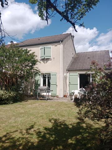 Dans un quartier des plus recherchés de Crosne .
Venez découvrir cette maison de 88 m² sur un terrain de 487 m² avec une belle pièce de vie de 40 m² avec accès direct à la terrasse , une cheminée, une cuisine indépendante, accès jardin et garage , une buanderie, un WC.
À l'étage, deux chambres, un WC , une douche , 
Possibilité de créer une pièce dans les combles. 
À remettre au goût du jour suivant vos envies
Pour vos questions ou vos visites, je suis disponible 7 jours sur 7 au 06 12 78 84 47.