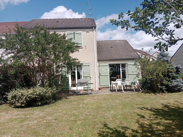 Dans un quartier des plus recherchés de Crosne .
Venez découvrir cette maison de 88 m² sur un terrain de 487 m² avec une belle pièce de vie de 40 m² avec accès direct à la terrasse , une cheminée, une cuisine indépendante, accès jardin et garage , une buanderie, un WC.
À l'étage, deux chambres, un WC , une douche , 
Possibilité de créer une pièce dans les combles. 
À remettre au goût du jour suivant vos envies
Pour vos questions ou vos visites, je suis disponible 7 jours sur 7 au 06 12 78 84 47.