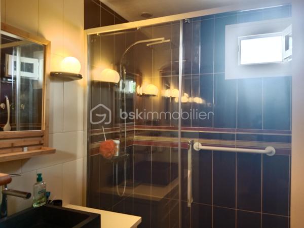 Dans un quartier des plus recherchés de Crosne .
Venez découvrir cette maison de 88 m² sur un terrain de 487 m² avec une belle pièce de vie de 40 m² avec accès direct à la terrasse , une cheminée, une cuisine indépendante, accès jardin et garage , une buanderie, un WC.
À l'étage, deux chambres, un WC , une douche , 
Possibilité de créer une pièce dans les combles. 
À remettre au goût du jour suivant vos envies
Pour vos questions ou vos visites, je suis disponible 7 jours sur 7 au 06 12 78 84 47.