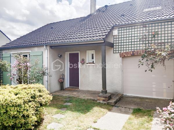 Dans un quartier des plus recherchés de Crosne .
Venez découvrir cette maison de 88 m² sur un terrain de 487 m² avec une belle pièce de vie de 40 m² avec accès direct à la terrasse , une cheminée, une cuisine indépendante, accès jardin et garage , une buanderie, un WC.
À l'étage, deux chambres, un WC , une douche , 
Possibilité de créer une pièce dans les combles. (chambre3)
À remettre au goût du jour suivant vos envies( Photos avant aprés).
Terrain piscinable
Pour vos questions ou vos visites, je suis disponible 7 jours sur 7 au 06 12 78 84 47.
