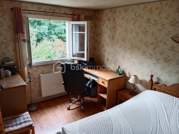 Dans un quartier des plus recherchés de Crosne .
Venez découvrir cette maison de 88 m² sur un terrain de 487 m² avec une belle pièce de vie de 40 m² avec accès direct à la terrasse , une cheminée, une cuisine indépendante, accès jardin et garage , une buanderie, un WC.
À l'étage, deux chambres, un WC , une douche , 
Possibilité de créer une pièce dans les combles. (chambre3)
À remettre au goût du jour suivant vos envies( Photos avant aprés).
Terrain piscinable
Pour vos questions ou vos visites, je suis disponible 7 jours sur 7 au 06 12 78 84 47.