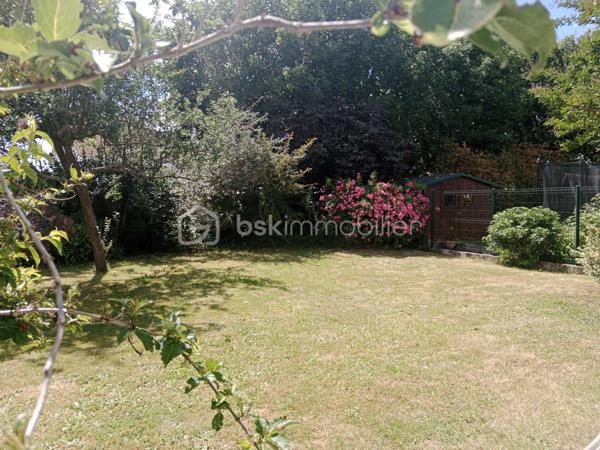 Dans un quartier des plus recherchés de Crosne .
Venez découvrir cette maison de 88 m² sur un terrain de 487 m² avec une belle pièce de vie de 40 m² avec accès direct à la terrasse , une cheminée, une cuisine indépendante, accès jardin et garage , une buanderie, un WC.
À l'étage, deux chambres, un WC , une douche , 
Possibilité de créer une pièce dans les combles. 
À remettre au goût du jour suivant vos envies
Pour vos questions ou vos visites, je suis disponible 7 jours sur 7 au 06 12 78 84 47.