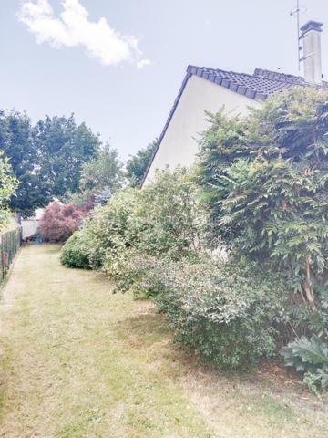 Dans un quartier des plus recherchés de Crosne .
Venez découvrir cette maison de 88 m² sur un terrain de 487 m² avec une belle pièce de vie de 40 m² avec accès direct à la terrasse , une cheminée, une cuisine indépendante, accès jardin et garage , une buanderie, un WC.
À l'étage, deux chambres, un WC , une douche , 
Possibilité de créer une pièce dans les combles. 
À remettre au goût du jour suivant vos envies
Pour vos questions ou vos visites, je suis disponible 7 jours sur 7 au 06 12 78 84 47.