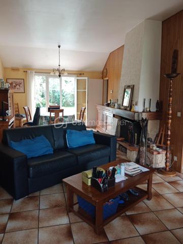 Dans un quartier des plus recherchés de Crosne .
Venez découvrir cette maison de 88 m² sur un terrain de 487 m² avec une belle pièce de vie de 40 m² avec accès direct à la terrasse , une cheminée, une cuisine indépendante, accès jardin et garage , une buanderie, un WC.
À l'étage, deux chambres, un WC , une douche , 
Possibilité de créer une pièce dans les combles. 
À remettre au goût du jour suivant vos envies
Pour vos questions ou vos visites, je suis disponible 7 jours sur 7 au 06 12 78 84 47.