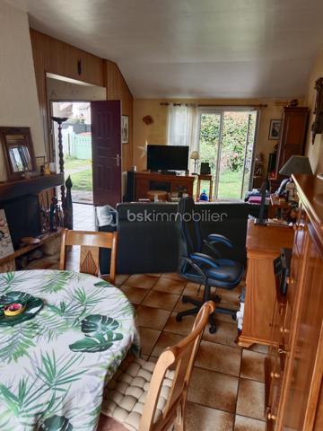 Dans un quartier des plus recherchés de Crosne .
Venez découvrir cette maison de 88 m² sur un terrain de 487 m² avec une belle pièce de vie de 40 m² avec accès direct à la terrasse , une cheminée, une cuisine indépendante, accès jardin et garage , une buanderie, un WC.
À l'étage, deux chambres, un WC , une douche , 
Possibilité de créer une pièce dans les combles. 
À remettre au goût du jour suivant vos envies
Pour vos questions ou vos visites, je suis disponible 7 jours sur 7 au 06 12 78 84 47.