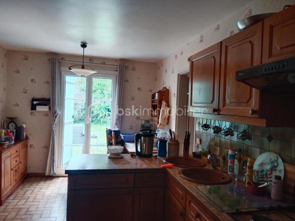 Dans un quartier des plus recherchés de Crosne .
Venez découvrir cette maison de 88 m² sur un terrain de 487 m² avec une belle pièce de vie de 40 m² avec accès direct à la terrasse , une cheminée, une cuisine indépendante, accès jardin et garage , une buanderie, un WC.
À l'étage, deux chambres, un WC , une douche , 
Possibilité de créer une pièce dans les combles. 
À remettre au goût du jour suivant vos envies
Pour vos questions ou vos visites, je suis disponible 7 jours sur 7 au 06 12 78 84 47.