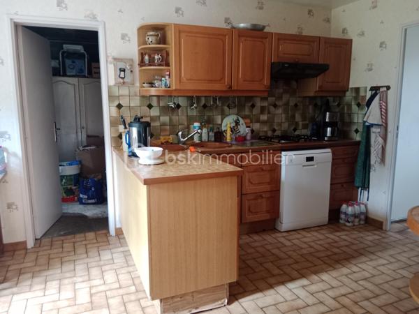 Dans un quartier des plus recherchés de Crosne .
Venez découvrir cette maison de 88 m² sur un terrain de 487 m² avec une belle pièce de vie de 40 m² avec accès direct à la terrasse , une cheminée, une cuisine indépendante, accès jardin et garage , une buanderie, un WC.
À l'étage, deux chambres, un WC , une douche , 
Possibilité de créer une pièce dans les combles. 
À remettre au goût du jour suivant vos envies
Pour vos questions ou vos visites, je suis disponible 7 jours sur 7 au 06 12 78 84 47.