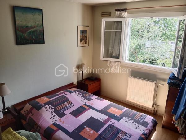 Dans un quartier des plus recherchés de Crosne .
Venez découvrir cette maison de 88 m² sur un terrain de 487 m² avec une belle pièce de vie de 40 m² avec accès direct à la terrasse , une cheminée, une cuisine indépendante, accès jardin et garage , une buanderie, un WC.
À l'étage, deux chambres, un WC , une douche , 
Possibilité de créer une pièce dans les combles. 
À remettre au goût du jour suivant vos envies
Pour vos questions ou vos visites, je suis disponible 7 jours sur 7 au 06 12 78 84 47.