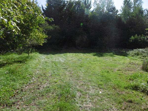 terrain de loisirs plus de 1 hectares 2 étangs et bord de rivière