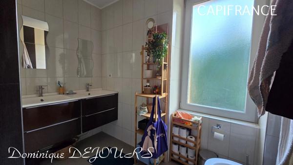 En Ardèche, dans la magnifique Vallée de l'Eyrieux et à 25 minutes de Valence et de l'autoroute A7, grande maison de 248 m² - belles prestations - Terrains plat - Bois - Source - Arrêt bus pr Valence