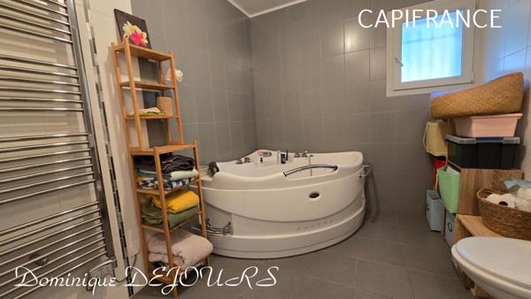 En Ardèche, dans la magnifique Vallée de l'Eyrieux et à 25 minutes de Valence et de l'autoroute A7, grande maison de 248 m² - belles prestations - Terrains plat - Bois - Source - Arrêt bus pr Valence