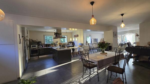 En Ardèche, dans la magnifique Vallée de l'Eyrieux et à 25 minutes de Valence et de l'autoroute A7, grande maison de 248 m² - belles prestations - Terrains plat - Bois - Source - Arrêt bus pr Valence