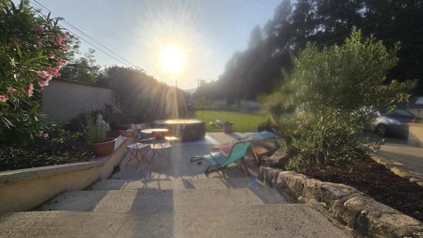 En Ardèche, dans la magnifique Vallée de l'Eyrieux et à 25 minutes de Valence et de l'autoroute A7, grande maison de 248 m² - belles prestations - Terrains plat - Bois - Source - Arrêt bus pr Valence