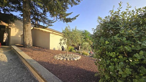 En Ardèche, dans la magnifique Vallée de l'Eyrieux et à 25 minutes de Valence et de l'autoroute A7, grande maison de 248 m² - belles prestations - Terrains plat - Bois - Source - Arrêt bus pr Valence