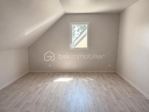 A la recherche d'une maison récente (2014), offrant un beau potentiel à ses futurs propriétaires, une maison avec une chambre et une salle de bain au rez-de-chaussée, située dans un lotissement calme ? J'ai peut-être cela... je vous laisse lire la suite...
Nous commencerons la visite de cette maison en brique par une entrée avec un grand placard, idéal pour y ranger, manteaux et chaussures et ouverte sur le salon-séjour lumineux de 40m2. Sur la gauche du séjour, la cuisine de 8m2 qui vous restera à aménager selon vos envies. 
Pratique, de la cuisine nous accédons à la buanderie de 5m2 qui elle donne accès au garage. 
Nous poursuivrons la visite du rez-de-chaussée avec un wc séparé, une salle d'eau de 4m2 environ et une chambre de 10m2. 
Nous continuerons avec l'étage, un couloir distribue une chambre de 16m2 (jamais utilisée), une pièce de 6m2 avec emplacement prévue pour une future salle d'eau et wc et une autre pièce de 40m2 au sol,  un grenier aujourd'hui déja équipée d'une fenêtre avec volet roulant électrique, prévue pour la création d'une ou deux chambres supplémentaires. Vous avez l'espace, à vous d'en créer le contenu souhaité selon vos besoins. 
L'unique mode de chauffage de cette maison est une pompe à chaleur (chauffage au sol) avec une faible consommation de 85€ par mois. 
Toutes les menuiseries sont en pvc double vitrage avec volets roulants électriques. La taxe est foncière est de 800€. 
Coté stockage, direction le garage et quel garage ! Rare, il fait 50m2 avec une hauteur permettant d'y stationner un camping car, van ou camion aménagée, la porte est motorisée et un grenier a été aménagé au-dessus. Coté jardin, vous pourrez profiter de la parcelle de 540m2 entièrement aménagée. Les clôtures sont faites, la terrasse avec store banne, les enrobés...., il faut restera à fermer par un grillage le coté de la maison si vous le souhaitez. 
 Alors cette maison coche plusieurs de vos critères ? Ne tardez pas, appelez-moi !
Et n'oubliez pas, Saint-Pierre-La-Cour est une commune dynamique de 2300 habitants avec une école privée, une école publique, un collège privé, un pôle enfance jeunesse, mais aussi, médecins, dentiste, kiné, centre de soins infirmiers, ostéopathes, orthophoniste, psychologue, sage-femme,  pharmacie, infirmières libérales ainsi que de nombreuses infrastructures sportives, des commerces (supérette, boulangerie, boucherie, coiffeurs, bar, etc), avec son accès rapide à l'axe Rennes-Laval et à l'autoroute ainsi que sa gare ferroviaire avec ses arrêts quotidiens.