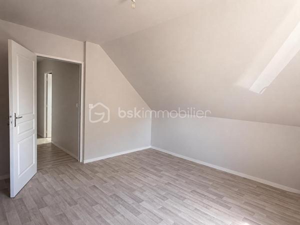 A la recherche d'une maison récente (2014), offrant un beau potentiel à ses futurs propriétaires, une maison avec une chambre et une salle de bain au rez-de-chaussée, située dans un lotissement calme ? J'ai peut-être cela... je vous laisse lire la suite...
Nous commencerons la visite de cette maison en brique par une entrée avec un grand placard, idéal pour y ranger, manteaux et chaussures et ouverte sur le salon-séjour lumineux de 40m2. Sur la gauche du séjour, la cuisine de 8m2 qui vous restera à aménager selon vos envies. 
Pratique, de la cuisine nous accédons à la buanderie de 5m2 qui elle donne accès au garage. 
Nous poursuivrons la visite du rez-de-chaussée avec un wc séparé, une salle d'eau de 4m2 environ et une chambre de 10m2. 
Nous continuerons avec l'étage, un couloir distribue une chambre de 16m2 (jamais utilisée), une pièce de 6m2 avec emplacement prévue pour une future salle d'eau et wc et une autre pièce de 40m2 au sol,  un grenier aujourd'hui déja équipée d'une fenêtre avec volet roulant électrique, prévue pour la création d'une ou deux chambres supplémentaires. Vous avez l'espace, à vous d'en créer le contenu souhaité selon vos besoins. 
L'unique mode de chauffage de cette maison est une pompe à chaleur (chauffage au sol) avec une faible consommation de 85€ par mois. 
Toutes les menuiseries sont en pvc double vitrage avec volets roulants électriques. La taxe est foncière est de 800€. 
Coté stockage, direction le garage et quel garage ! Rare, il fait 50m2 avec une hauteur permettant d'y stationner un camping car, van ou camion aménagée, la porte est motorisée et un grenier a été aménagé au-dessus. Coté jardin, vous pourrez profiter de la parcelle de 540m2 entièrement aménagée. Les clôtures sont faites, la terrasse avec store banne, les enrobés...., il faut restera à fermer par un grillage le coté de la maison si vous le souhaitez. 
 Alors cette maison coche plusieurs de vos critères ? Ne tardez pas, appelez-moi !
Et n'oubliez pas, Saint-Pierre-La-Cour est une commune dynamique de 2300 habitants avec une école privée, une école publique, un collège privé, un pôle enfance jeunesse, mais aussi, médecins, dentiste, kiné, centre de soins infirmiers, ostéopathes, orthophoniste, psychologue, sage-femme,  pharmacie, infirmières libérales ainsi que de nombreuses infrastructures sportives, des commerces (supérette, boulangerie, boucherie, coiffeurs, bar, etc), avec son accès rapide à l'axe Rennes-Laval et à l'autoroute ainsi que sa gare ferroviaire avec ses arrêts quotidiens.