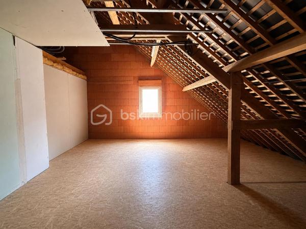 A la recherche d'une maison récente (2014), offrant un beau potentiel à ses futurs propriétaires, une maison avec une chambre et une salle de bain au rez-de-chaussée, située dans un lotissement calme ? J'ai peut-être cela... je vous laisse lire la suite...
Nous commencerons la visite de cette maison en brique par une entrée avec un grand placard, idéal pour y ranger, manteaux et chaussures et ouverte sur le salon-séjour lumineux de 40m2. Sur la gauche du séjour, la cuisine de 8m2 qui vous restera à aménager selon vos envies. 
Pratique, de la cuisine nous accédons à la buanderie de 5m2 qui elle donne accès au garage. 
Nous poursuivrons la visite du rez-de-chaussée avec un wc séparé, une salle d'eau de 4m2 environ et une chambre de 10m2. 
Nous continuerons avec l'étage, un couloir distribue une chambre de 16m2 (jamais utilisée), une pièce de 6m2 avec emplacement prévue pour une future salle d'eau et wc et une autre pièce de 40m2 au sol,  un grenier aujourd'hui déja équipée d'une fenêtre avec volet roulant électrique, prévue pour la création d'une ou deux chambres supplémentaires. Vous avez l'espace, à vous d'en créer le contenu souhaité selon vos besoins. 
L'unique mode de chauffage de cette maison est une pompe à chaleur (chauffage au sol) avec une faible consommation de 85€ par mois. 
Toutes les menuiseries sont en pvc double vitrage avec volets roulants électriques. La taxe est foncière est de 800€. 
Coté stockage, direction le garage et quel garage ! Rare, il fait 50m2 avec une hauteur permettant d'y stationner un camping car, van ou camion aménagée, la porte est motorisée et un grenier a été aménagé au-dessus. Coté jardin, vous pourrez profiter de la parcelle de 540m2 entièrement aménagée. Les clôtures sont faites, la terrasse avec store banne, les enrobés...., il faut restera à fermer par un grillage le coté de la maison si vous le souhaitez. 
 Alors cette maison coche plusieurs de vos critères ? Ne tardez pas, appelez-moi !
Et n'oubliez pas, Saint-Pierre-La-Cour est une commune dynamique de 2300 habitants avec une école privée, une école publique, un collège privé, un pôle enfance jeunesse, mais aussi, médecins, dentiste, kiné, centre de soins infirmiers, ostéopathes, orthophoniste, psychologue, sage-femme,  pharmacie, infirmières libérales ainsi que de nombreuses infrastructures sportives, des commerces (supérette, boulangerie, boucherie, coiffeurs, bar, etc), avec son accès rapide à l'axe Rennes-Laval et à l'autoroute ainsi que sa gare ferroviaire avec ses arrêts quotidiens.