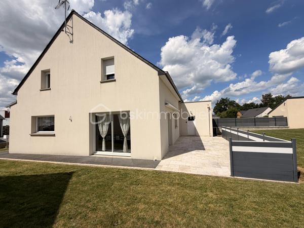 A la recherche d'une maison récente (2014), offrant un beau potentiel à ses futurs propriétaires, une maison avec une chambre et une salle de bain au rez-de-chaussée, située dans un lotissement calme ? J'ai peut-être cela... je vous laisse lire la suite...
Nous commencerons la visite de cette maison en brique par une entrée avec un grand placard, idéal pour y ranger, manteaux et chaussures et ouverte sur le salon-séjour lumineux de 40m2. Sur la gauche du séjour, la cuisine de 8m2 qui vous restera à aménager selon vos envies. 
Pratique, de la cuisine nous accédons à la buanderie de 5m2 qui elle donne accès au garage. 
Nous poursuivrons la visite du rez-de-chaussée avec un wc séparé, une salle d'eau de 4m2 environ et une chambre de 10m2. 
Nous continuerons avec l'étage, un couloir distribue une chambre de 16m2 (jamais utilisée), une pièce de 6m2 avec emplacement prévue pour une future salle d'eau et wc et une autre pièce de 40m2 au sol,  un grenier aujourd'hui déja équipée d'une fenêtre avec volet roulant électrique, prévue pour la création d'une ou deux chambres supplémentaires. Vous avez l'espace, à vous d'en créer le contenu souhaité selon vos besoins. 
L'unique mode de chauffage de cette maison est une pompe à chaleur (chauffage au sol) avec une faible consommation de 85€ par mois. 
Toutes les menuiseries sont en pvc double vitrage avec volets roulants électriques. La taxe est foncière est de 800€. 
Coté stockage, direction le garage et quel garage ! Rare, il fait 50m2 avec une hauteur permettant d'y stationner un camping car, van ou camion aménagée, la porte est motorisée et un grenier a été aménagé au-dessus. Coté jardin, vous pourrez profiter de la parcelle de 540m2 entièrement aménagée. Les clôtures sont faites, la terrasse avec store banne, les enrobés...., il faut restera à fermer par un grillage le coté de la maison si vous le souhaitez. 
 Alors cette maison coche plusieurs de vos critères ? Ne tardez pas, appelez-moi !
Et n'oubliez pas, Saint-Pierre-La-Cour est une commune dynamique de 2300 habitants avec une école privée, une école publique, un collège privé, un pôle enfance jeunesse, mais aussi, médecins, dentiste, kiné, centre de soins infirmiers, ostéopathes, orthophoniste, psychologue, sage-femme,  pharmacie, infirmières libérales ainsi que de nombreuses infrastructures sportives, des commerces (supérette, boulangerie, boucherie, coiffeurs, bar, etc), avec son accès rapide à l'axe Rennes-Laval et à l'autoroute ainsi que sa gare ferroviaire avec ses arrêts quotidiens.