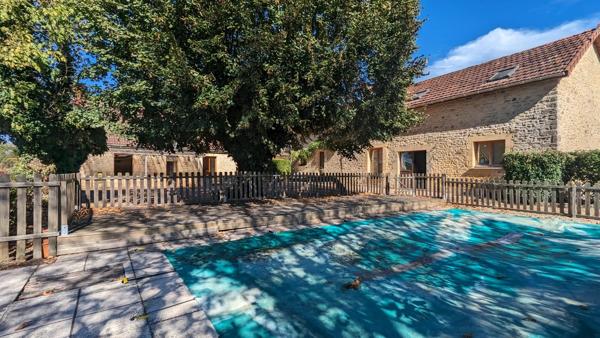 Parfaitement situé à proximité de Sarlat et Montignac - Ensemble de bâtiments avec piscine