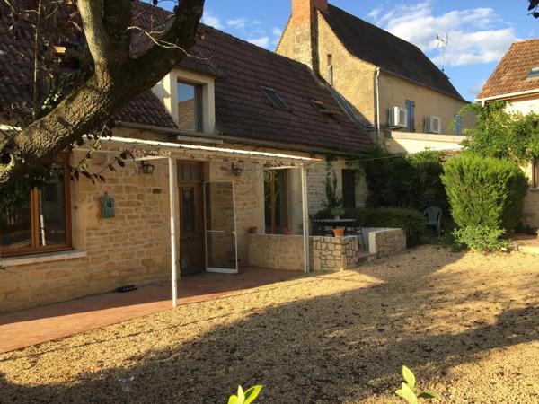 Parfaitement situé à proximité de Sarlat et Montignac - Ensemble de bâtiments avec piscine