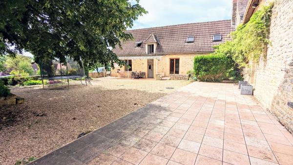 Parfaitement situé à proximité de Sarlat et Montignac - Ensemble de bâtiments avec piscine