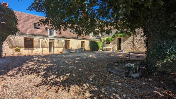 Parfaitement situé à proximité de Sarlat et Montignac - Ensemble de bâtiments avec piscine