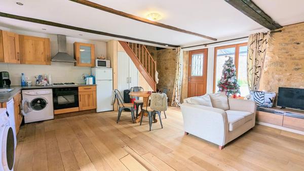 Parfaitement situé à proximité de Sarlat et Montignac - Ensemble de bâtiments avec piscine
