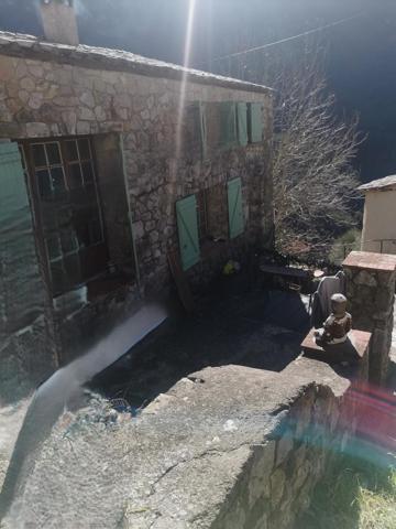 Maison de Hameau  sitiée sur la commune Le  Mas  avec  une terrasse