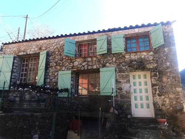 Maison de Hameau  sitiée sur la commune Le  Mas  avec  une terrasse