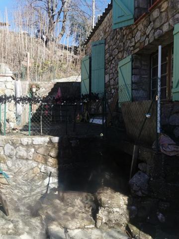 Maison de Hameau  sitiée sur la commune Le  Mas  avec  une terrasse