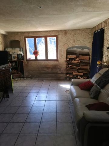 Maison de Hameau  sitiée sur la commune Le  Mas  avec  une terrasse