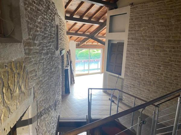 tres grande maison, en centre village ,proche les services de santé pouvant faire famille d'accueil