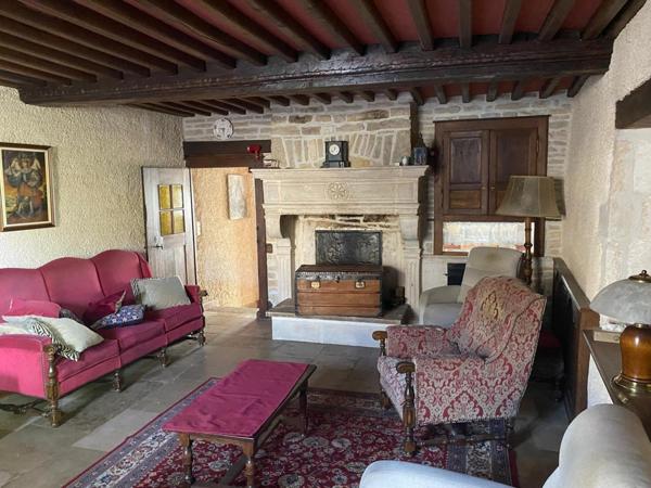 tres grande maison, en centre village ,proche les services de santé pouvant faire famille d'accueil