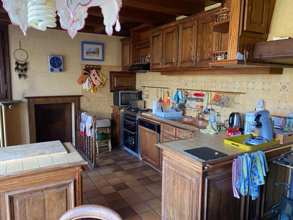 tres grande maison, en centre village ,proche les services de santé pouvant faire famille d'accueil