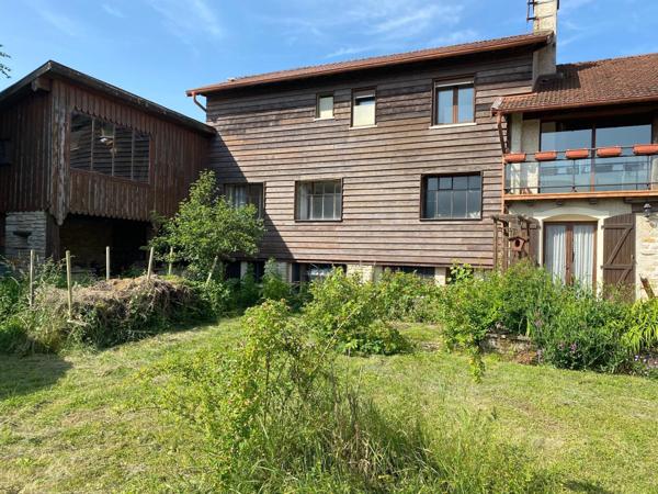 tres grande maison, en centre village ,proche les services de santé pouvant faire famille d'accueil