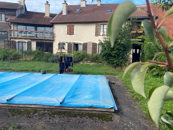 tres grande maison, en centre village ,proche les services de santé pouvant faire famille d'accueil