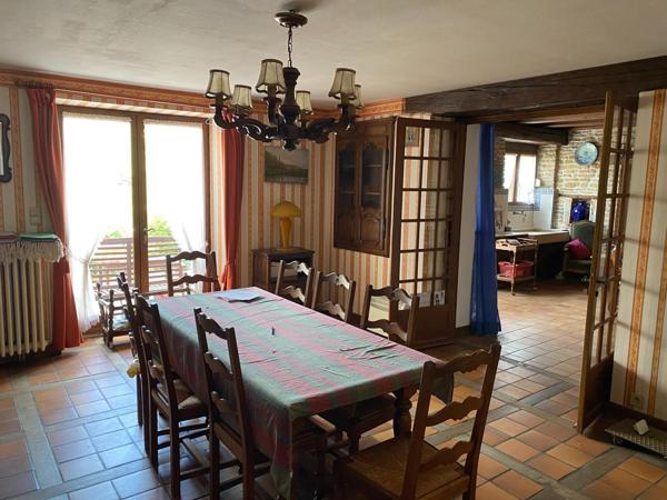 tres grande maison, en centre village ,proche les services de santé pouvant faire famille d'accueil