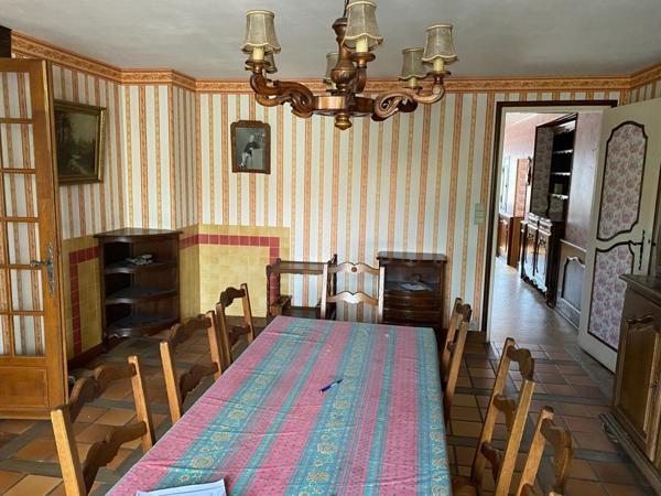 tres grande maison, en centre village ,proche les services de santé pouvant faire famille d'accueil