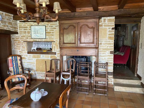 tres grande maison, en centre village ,proche les services de santé pouvant faire famille d'accueil