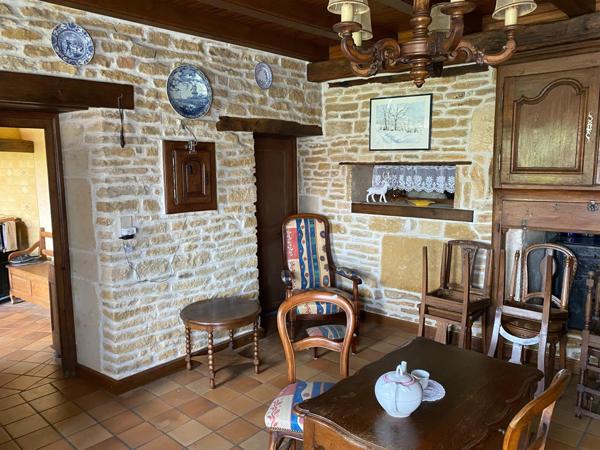 tres grande maison, en centre village ,proche les services de santé pouvant faire famille d'accueil